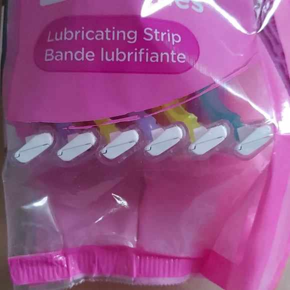 NIP 12 Disposable Razors - Picture 3 of 3